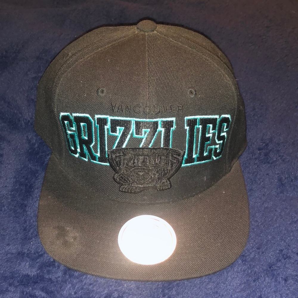 Mitchell & Ness Vancouver Grizzlies Hat.
